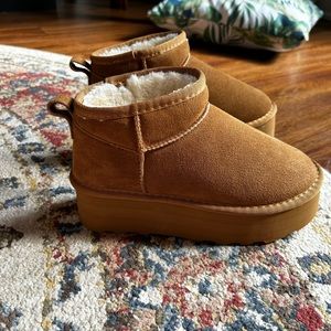 cushionaire platform suede mini boot size 6